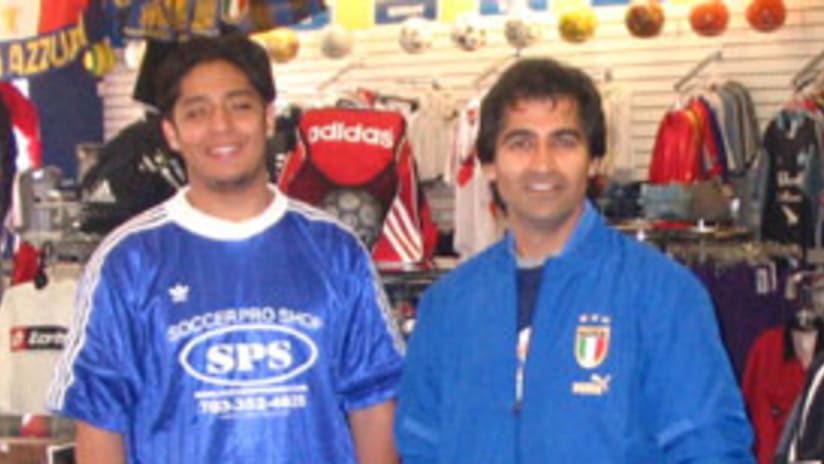 Douglas Reque (izq.), y Kami Moratti en Soccer Pro Shop.