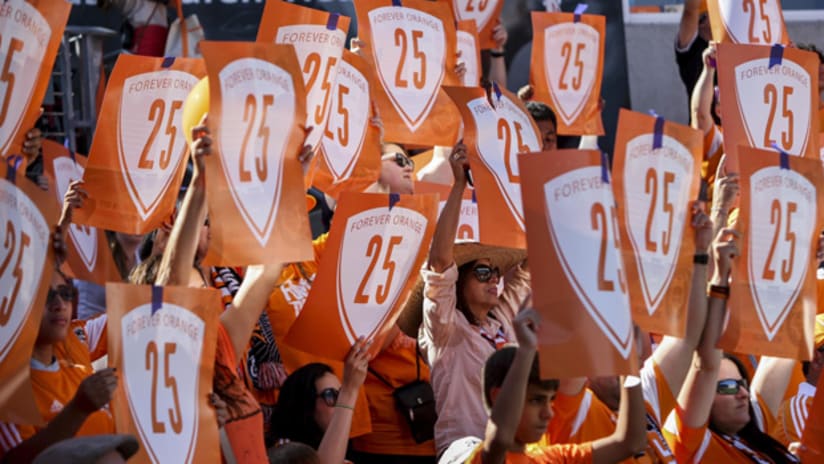 Dynamo fans hold up signs in tribute to Brian Ching