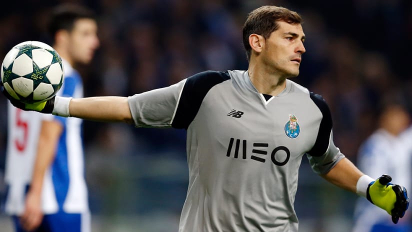 Iker Casillas - throws the ball in a Champions League game - FC Porto