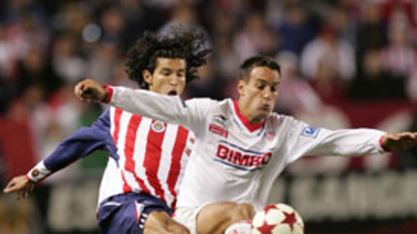 Un gol de Ariel Lopez (der.) mantuvo en la agonia al Guadalajara.