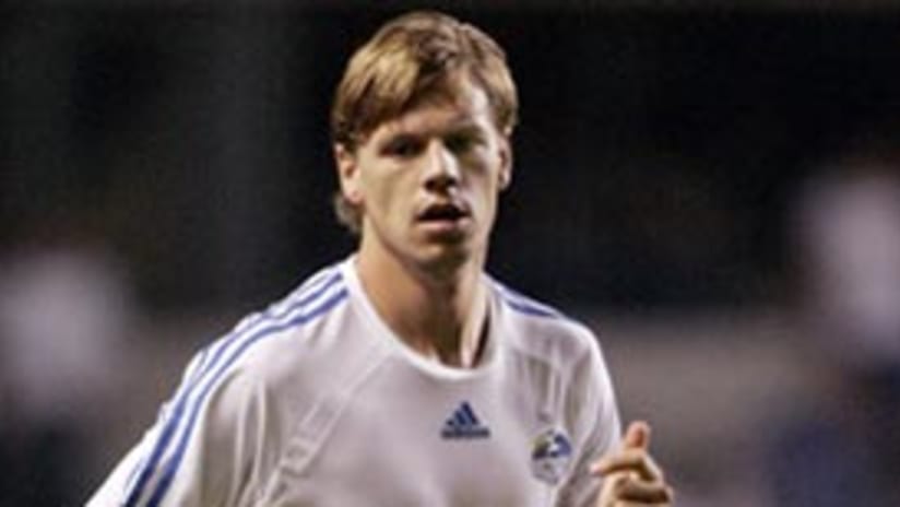 Midfielder/forward Dave van den Bergh has been acquired by the New York Red Bulls.