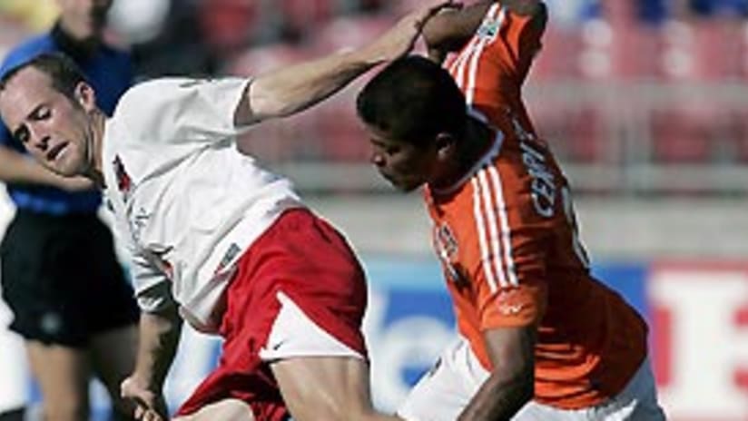 Ronald Cerritos anoto un gol en el triunfo del Houston Dynamo.