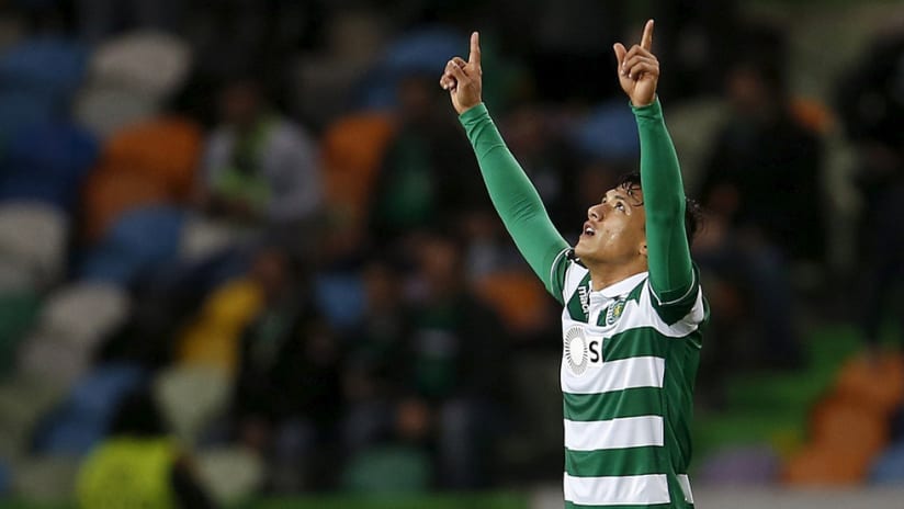 Fredy Montero - Sporting Club de Portugal - Celebrates pointing to sky