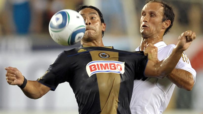 Philadelphia's Carlos Ruiz chest traps the ball in front of Real Madrid's Ricardo Carvalho