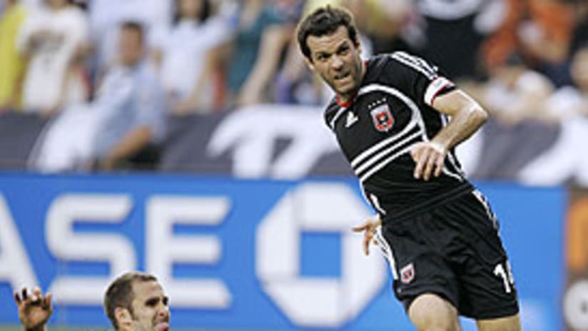 Brian Mullan (L) and Houston Dynamo couldn't stop Ben Olsen and D.C. United.