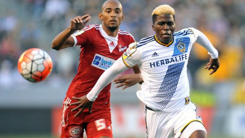 Gyasi Zardes (LA Galaxy) in action against Central FC, 2015-16 CCL