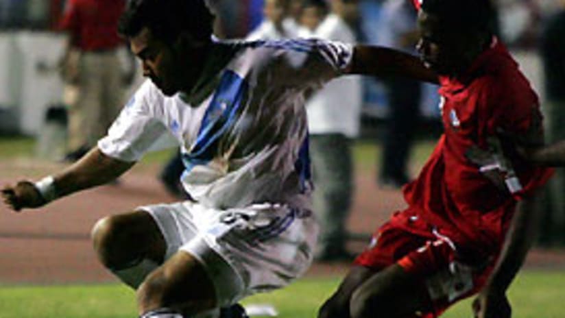 Carlos Ruiz no pudo sobrepasar la dura defensa del combinado de Panama.