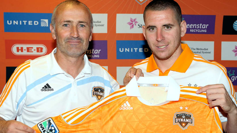 Houston head coach Dominic Kinnear (left) poses with new signing Koke.