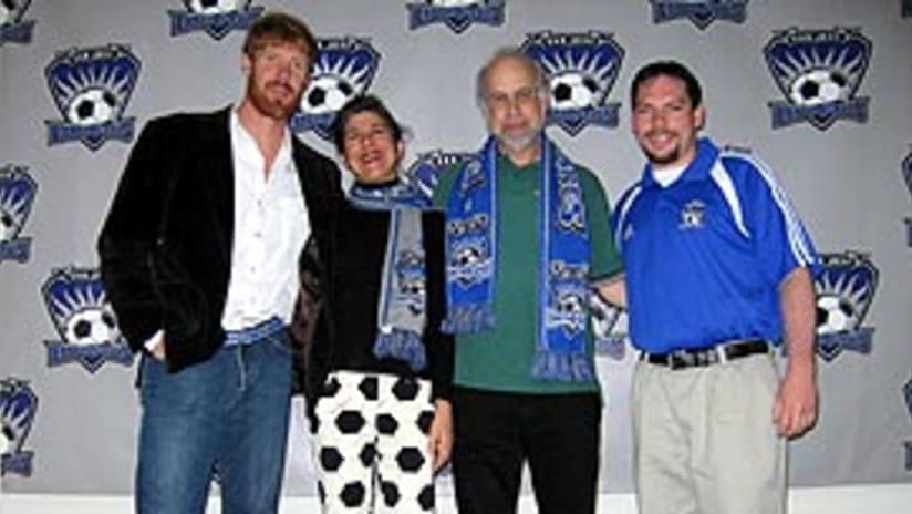 The Earthquakes' Alexi Lalas and Travis Watkins pose with JoAnne Goldberg and Bob Frankle of the Menlo Park AYSO.