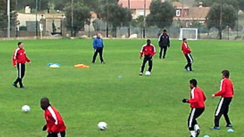 Los jugadores del FC Dallas entrenaron al aire libre en la sesion de tarde en La Manga.