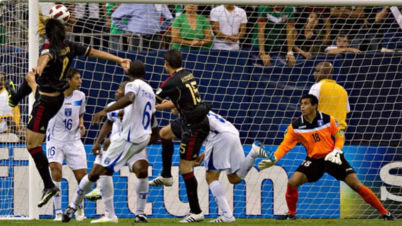 Aldo de Nigris scores the game-winning goal as Mexico trump Honduras 2-0.