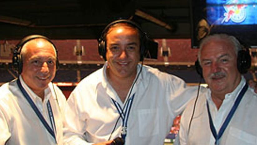 Fernando Niembre junto a las voces del equipo de todos, Ernesto Motta y Robert Sierra.