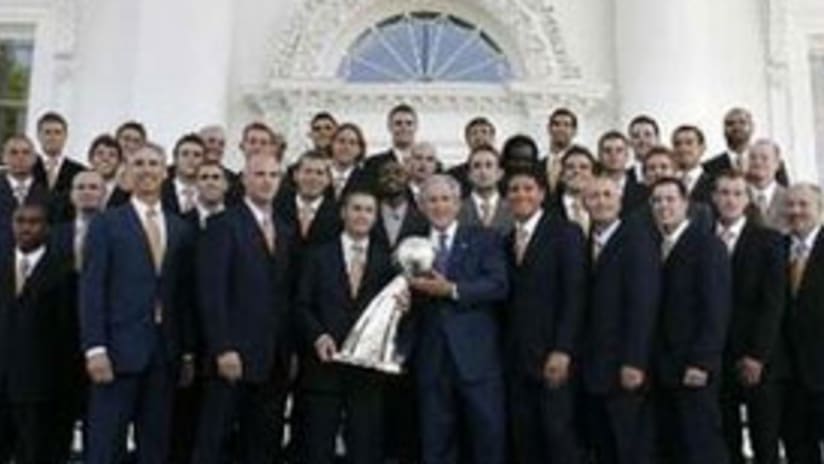 El Presidente George W. Bush posa con miembros de Houston Dynamo y el trofeo de la Copa MLS.