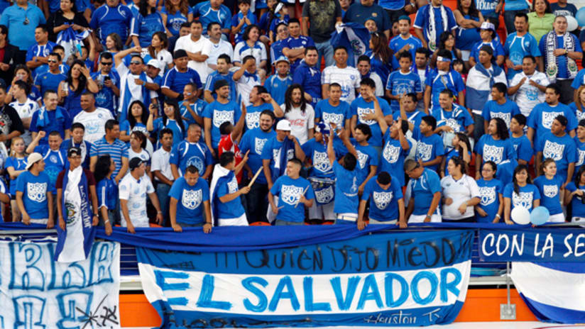 More than 1,000 Salvadorans welcome El Tri to San Salvador -