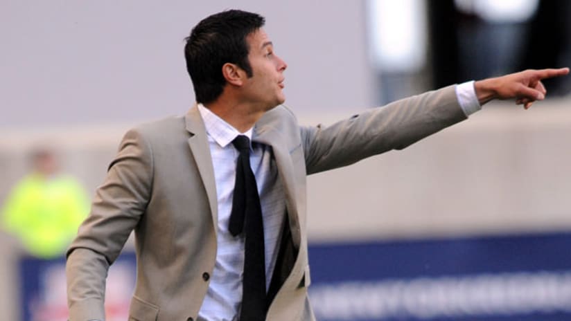 New York Red Bulls coach Mike Petke gestures to his players