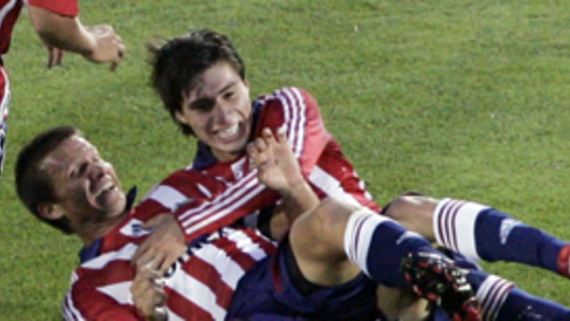 Jesse Marsch (izq) y Jorge Flores se encargaron de marcar los goles de Chivas USA en Colorado.