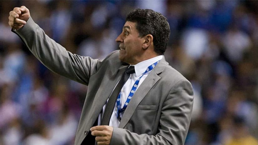 DT Suarez da indicaciones a los jugadores de Honduras
