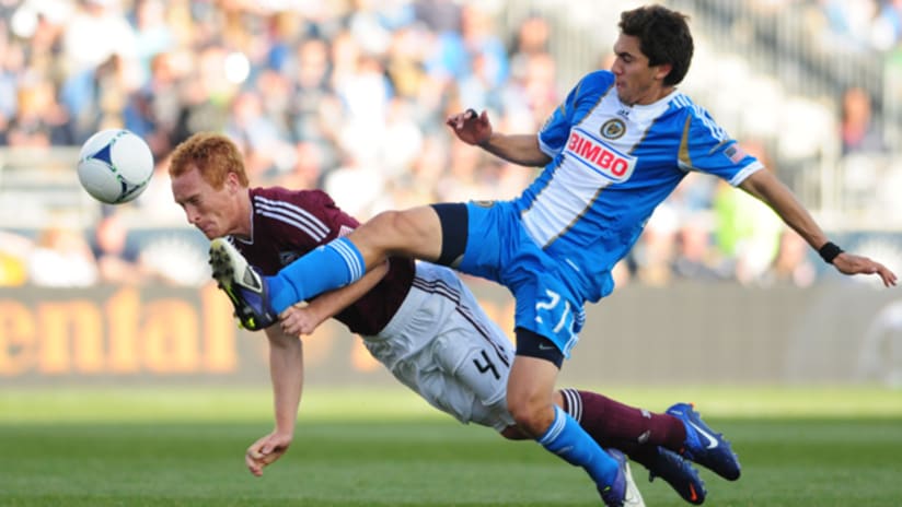 Colorado's Jeff Larentowicz and Philly's Michael Farfan vie for the ball