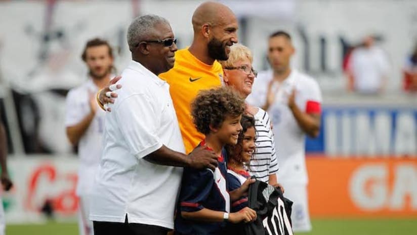 Tim Howard celebrates 100th USMNT appearance with family