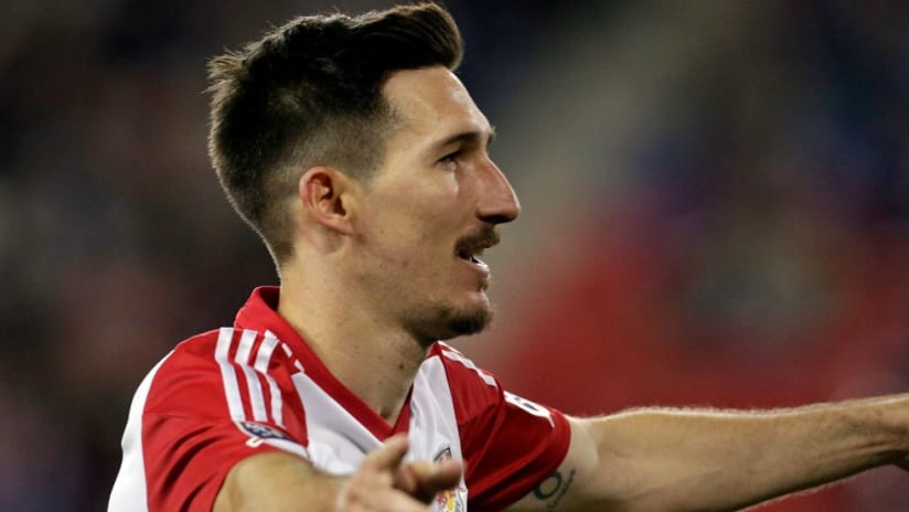 Sacha Kljestan - New York Red Bulls - isolated - looking to right