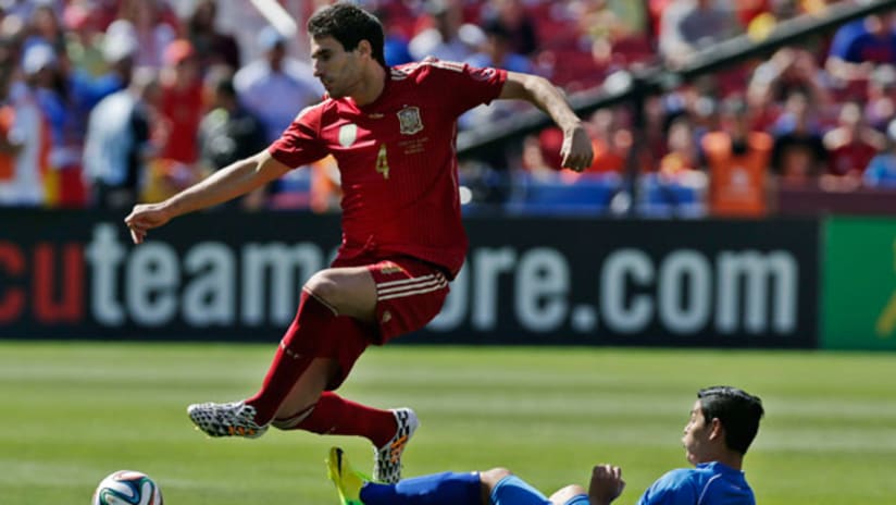 Javier Martinez leaps over a challenge (June 7, 2014)