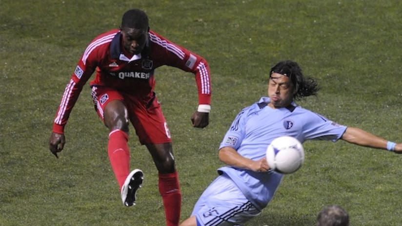 chicago fire's jalil anibaba and sporting's roger espinoza challenge for a ball