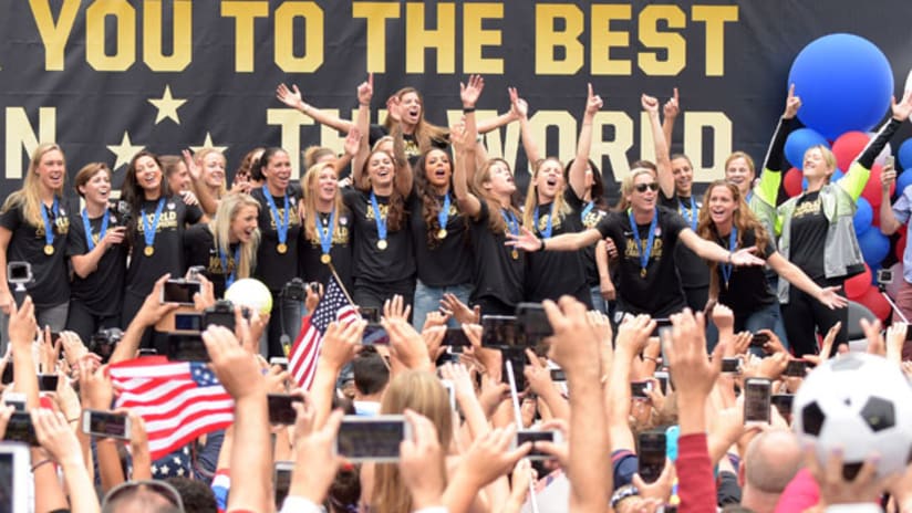 USWNT celebrates with fans in Los Angeles