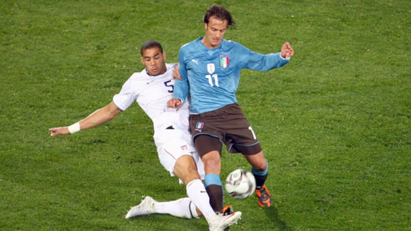 Oguchi Onyewu and Alberto Gilardino during the 2009 Confederations Cup