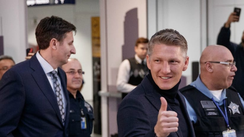 Bastian Schweinsteiger - thumbs up - airport