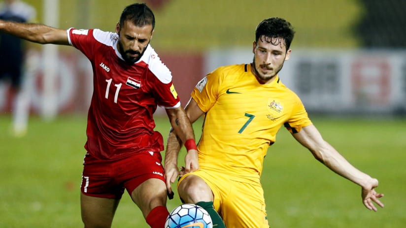 Matthew Leckie - Australia - Ouday Abdul Jaffal - Syria - fight for a ball in a World Cup qualifying playoff