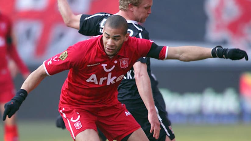Oguchi Onyewu worked a full shift as FC Twente lost 2-0 to Zenit St. Petersburg in Europa League action.