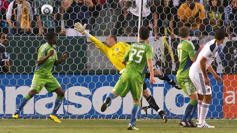 Keeper Kasey Keller had little help in Seattle's loss at LA, their fifth in their last six matches.