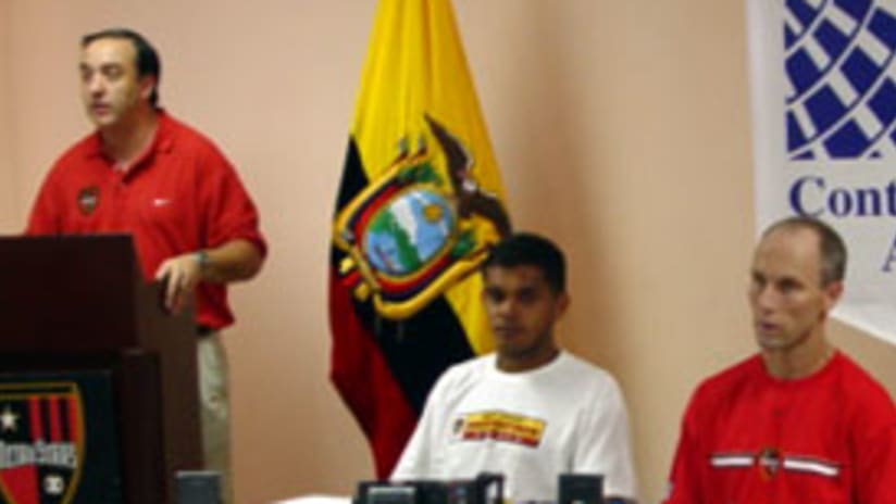Amado Guevara (centro) junto al director tecnico Bradley en la primera rueda de prensa en Ecuador.