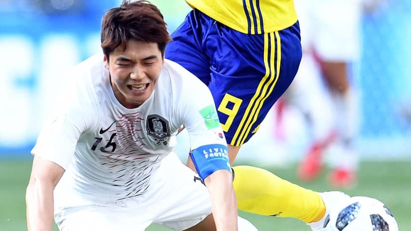 Ki Sung-yueng - South Korea - Going for ball