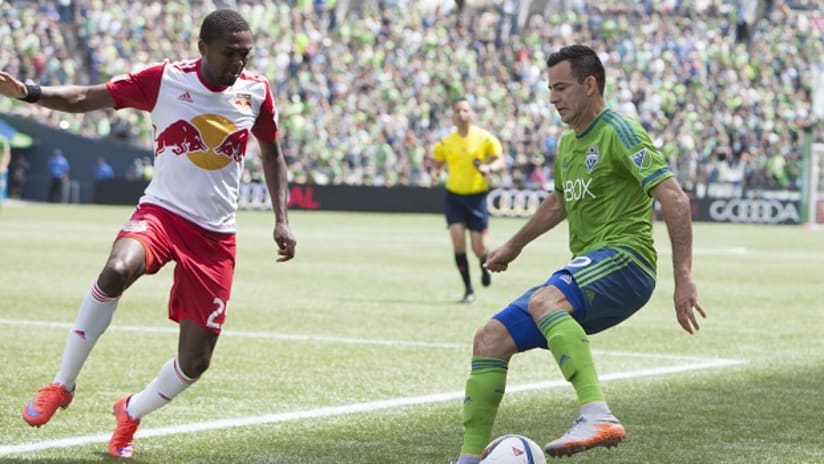 Marco Pappa (Seattle Sounders) and Chris Duvall (New York Red Bulls) in action