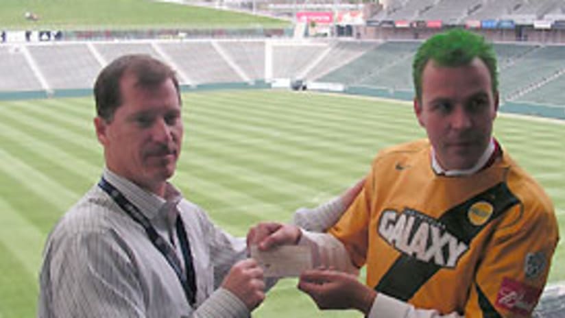 Antonio Cue se pinto el pelo de verde, se puso la camiseta del Galaxy y dono los $1000 a la fundacion.