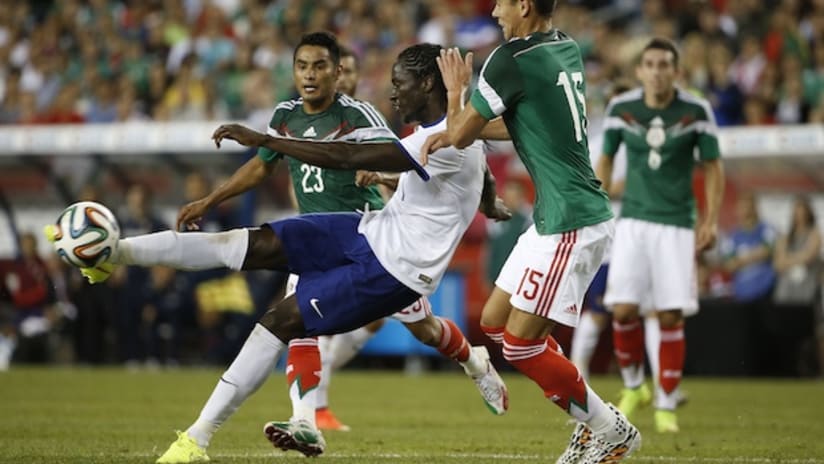 Portugal's Eder shoots past Mexico's Hector Moreno