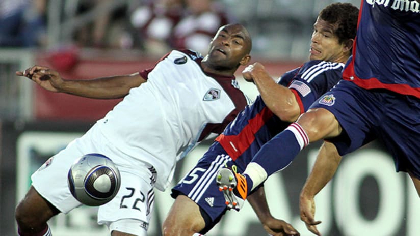 Rapids' Marvell Wynne and Chivas' Alejandro Moreno stretch for a ball.