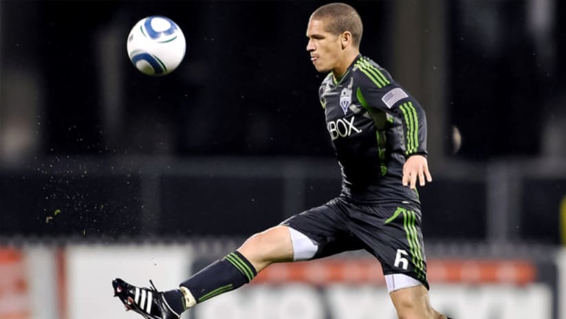 Osvaldo Alonso controls the ball during a match.