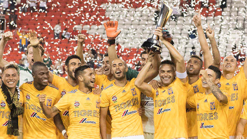 Tigres UANL - Campeones Cup - hoisting trophy