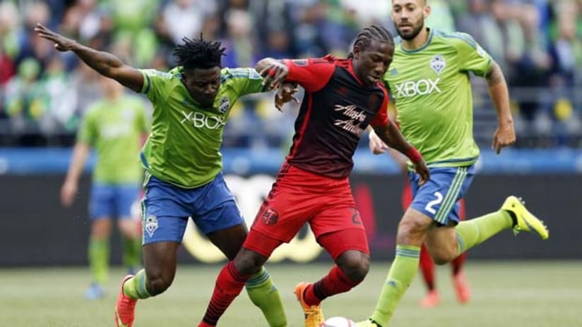 Obafemi Martins (Seattle Sounders) attempts to win the ball from Diego Chara (Portland Timbers)