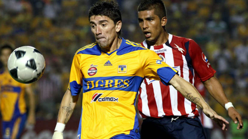 Miguel Angel Ponce (right) and Chivas beat Tigres 4-2 on aggregate to advance to the Clausura 2011 semifinals.