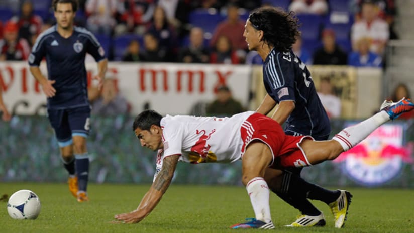 Tim Cahill and Roger Espinoza battle in midfield