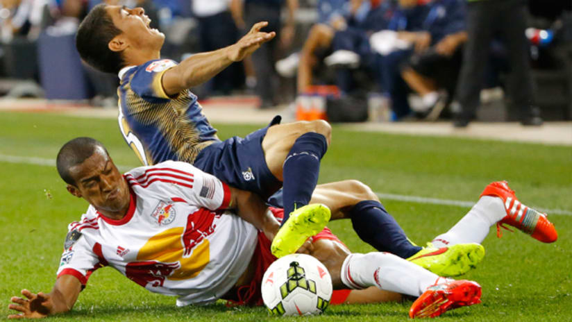 Roy Miller (New York Red Bulls) battles with Raul Renderos (CD FAS) for the ball