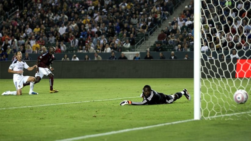 Omar Cummings slots in Colorado's third goal in a 3-1 victory over Los Angeles on Friday.
