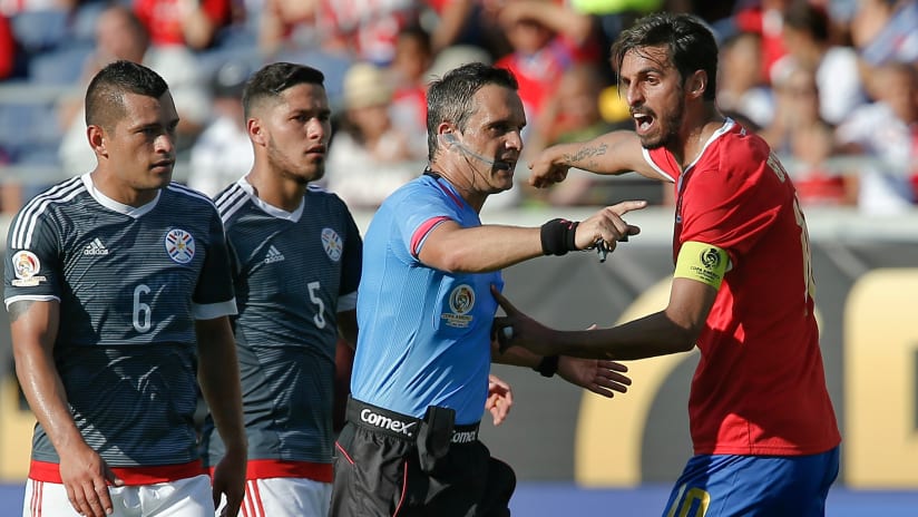 Referee Patricio Loustau explains something to Costa Rica forward Bryan Ruiz in Copa America Centenario