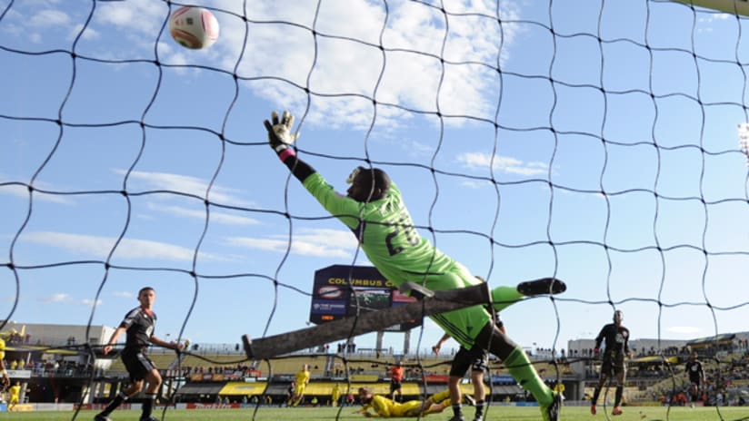 Bill Hamid can't keep out Eddie Gaven's header
