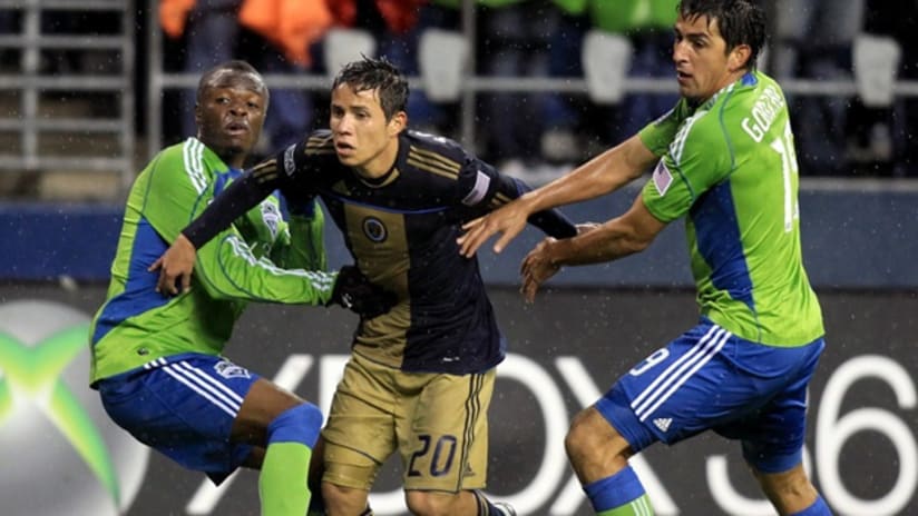 Roger Torres of the Philadelphia Union goes against Steve Zakuani and Leo Gonzalez of the Seattle Sounders