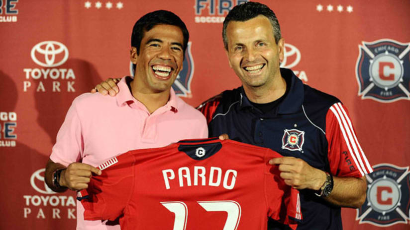 Pavel Pardo and Chicago interim coach Frank Klopas