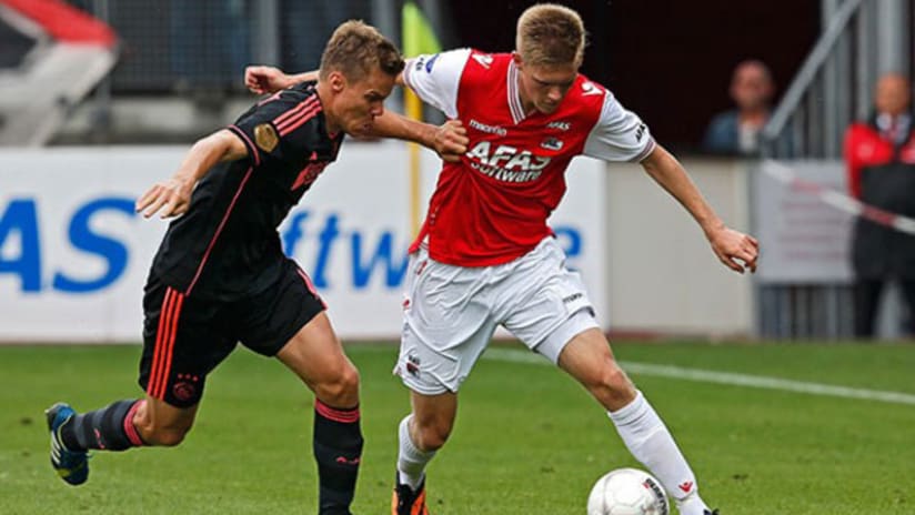 Aron Johannsson dribbles the ball for AZ Alkmaar